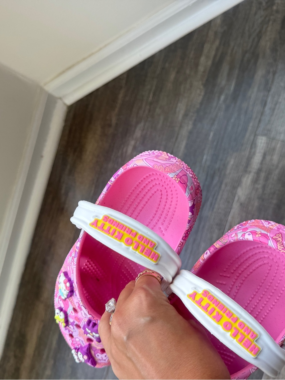Brand new Crocs hello kitty Limited Edition pink 6 women’s - Picture 4 of 5